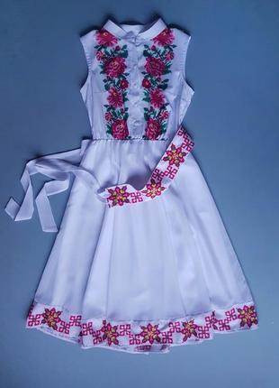 Белое платье с узором цветов