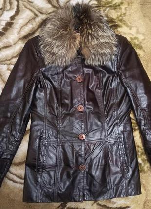 Утеплённая куртка с натуральной кожи и воротником мех енот