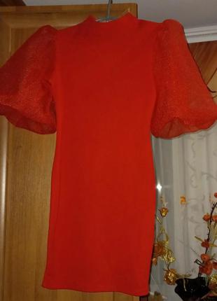 Красное платье с пылными рукавами
