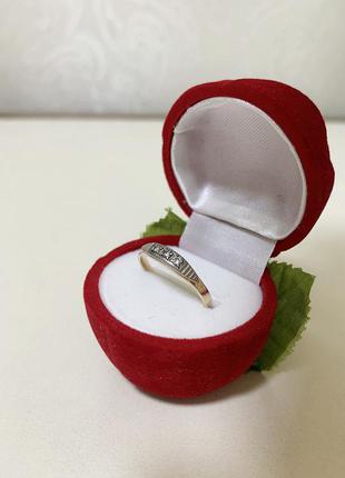 Золотое кольцо с бриллиантами 17,5 р 585 проба
