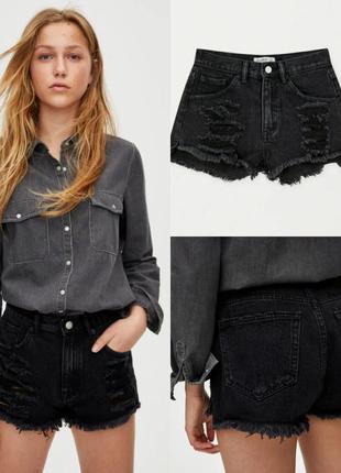 Модные джинсовые шорты pull&bear черного цвета с потертым эффе...