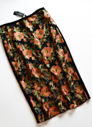 Роскошная юбка с кружевными с цветочными аппликациями