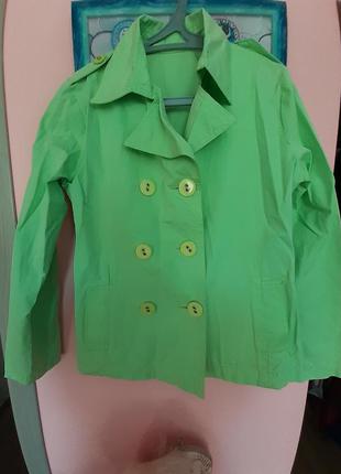 Стильный яркий пиджак зеленого цвета