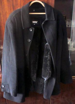 Чорне чоловіче пальто
