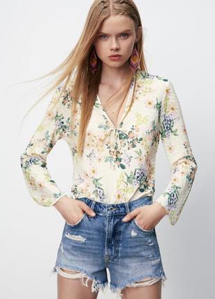 Блуза с длинными рукавами из рельефной ткани в цветочный принт