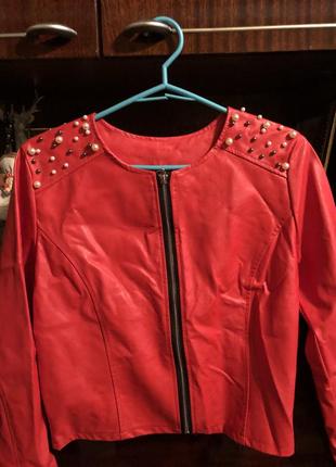 Красная короткая курточка