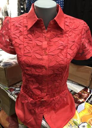 Красная блузка-рубашка с ажуром