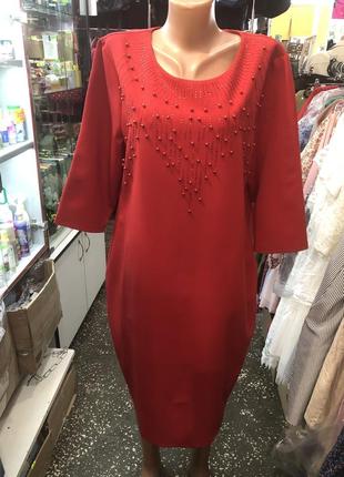Красное платье с декором