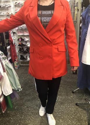 Ярко красный пиджак на пуговицах