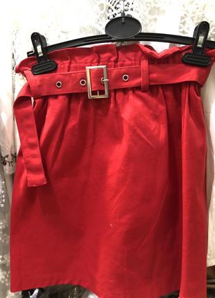 Ярко красная юбка-шорты