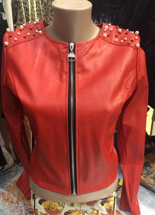 Красная  короткая курточка украшена жемчужинками