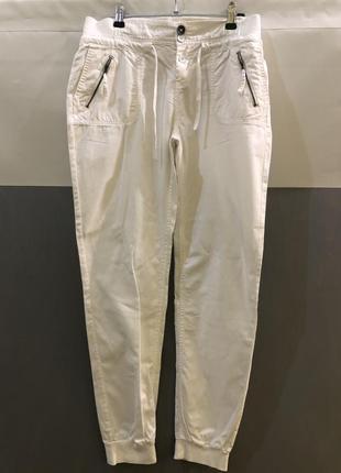 Chicoree. белые спортивные брюки на манжете.