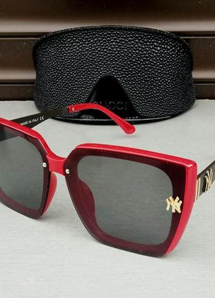 Gucci стильные женские солнцезащитные очки черные с красным