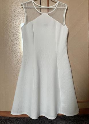 Біле плаття, сітка, приталений силует
