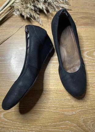 Кожаные женские туфли балетки черные
