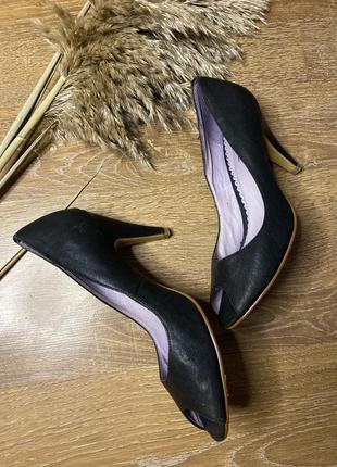 Женские туфли с открытым носочком черные