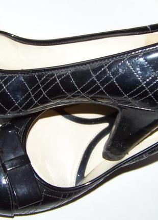 Черные лаковые туфли с бантом на каблуке naturalizer