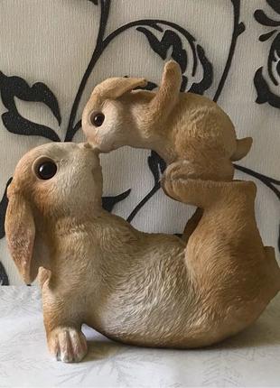 Декоративная пасхальная статуэтка « Крольчиха и малыш»