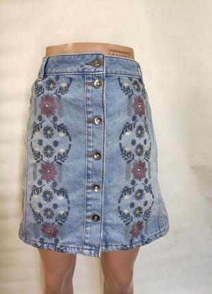 Стильная джинсовая юбка с вышивкой