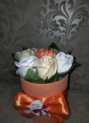 Букети з мильних троянд в капелюшної коробки.