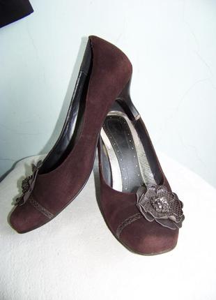 Шоколадные натуральные замшевые туфли с цветком 39р стелька 26 см