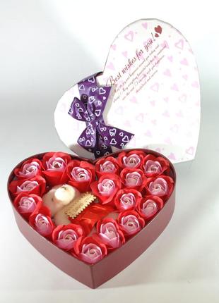 Подарочный набор в форме сердца с розами из мыла и плюшевым ме...