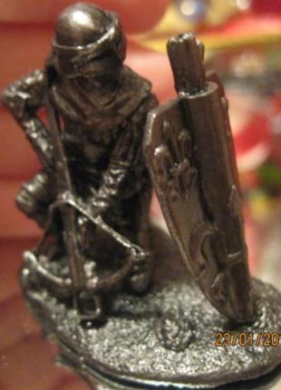 Фигурка фигура статуэтка сувенир рыцарь войн арбалет в доспеха...