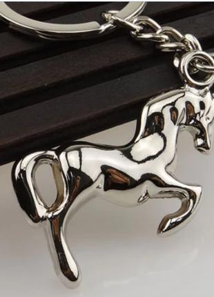 Брелок металлический фигурка обьемный лошадь конь серебристая