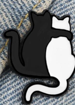 Брошь брошка значок пин кот кошка металл эмаль черный белый об...