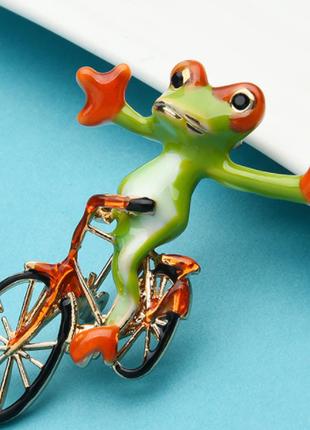 Брошь брошка металлическая жабка лягушка на велосипеде крупнен...