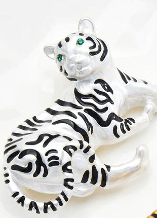 Брошь брошка тигр металл серебристый цвет обьемный лежащий