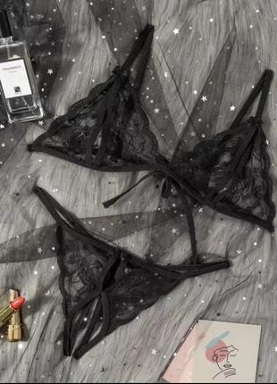 Відкритий комплект сексуального мережива чорної білизни з розріз.