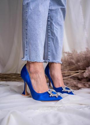 Красивые синие туфли с брошкой