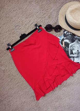 Шикарная красная короикая мини юбка с рюшами на запах/ спідниця