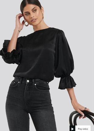 Чорна сатинова блуза з об'ємними рукавами 3/4 na-kd 36 s