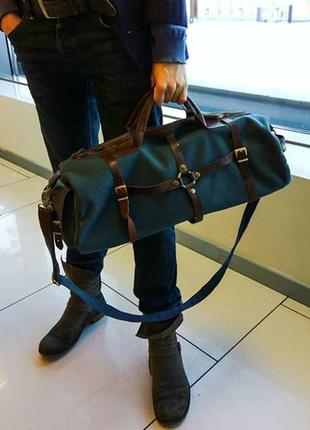 Вместительная спортивная сумка с кожаной фурнитурой