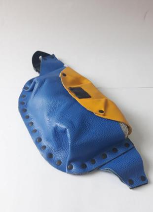 Кожаная сумка-бананка сине-желтая