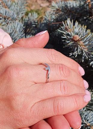 Нежное кольцо с бриллиантом