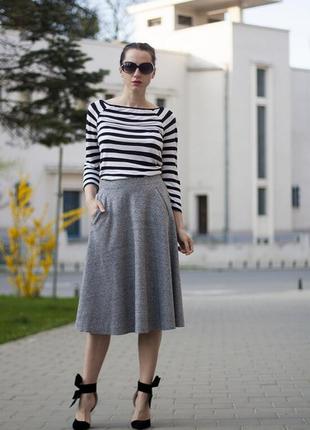 Очень красивая и стильная брендовая длинная юбка серого цвета.