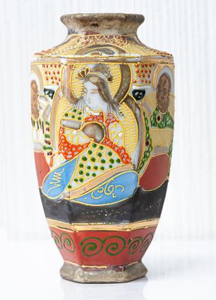 Японская фарфоровая ваза антикварная с изображением ракана клеймо