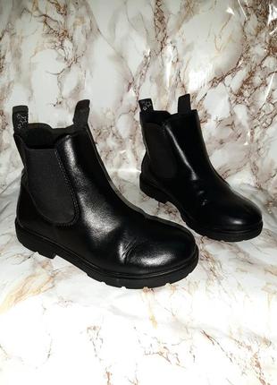 Чёрные деми ботиночки челси с резинками вставками по бокам