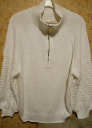 Вязаный обьемный белый свитер на молнии