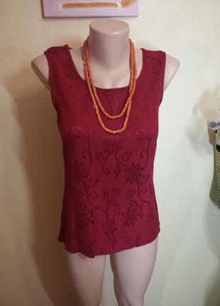 Ярка бордовая блуза с переливающимся принтом