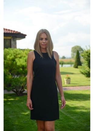 Черное платье-футляр H&M с вырезами сбоку