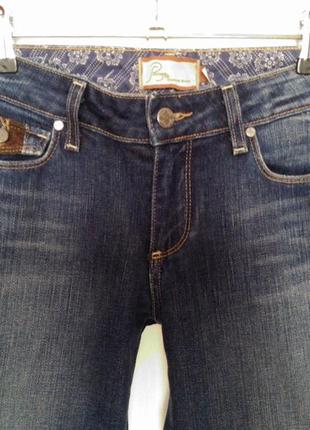 Прямые стрейчевые потертые джинсы