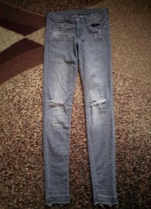 Рваные узкие джинсы р. xs-s