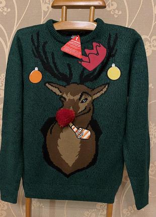 Очень красивый и стильный брендовый свитер с рисунком.