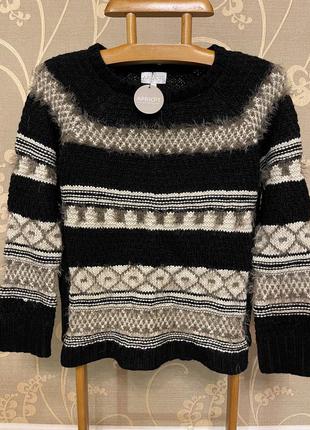 Очень красивый и стильный брендовый вязаный свитер-оверсайз.
