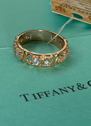 Золота каблучка з діамантами в стилі Tiffany.