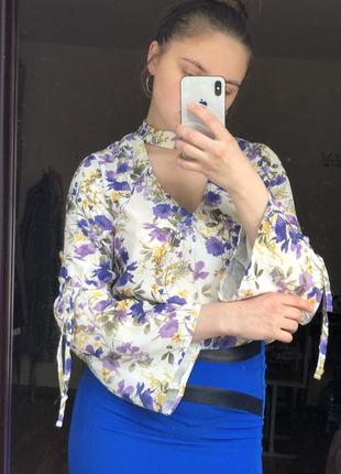 Блуза з чокером у квітковий принт з красивими рукавами